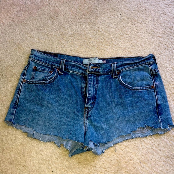 Levi Shorts - Picture 2 of 4